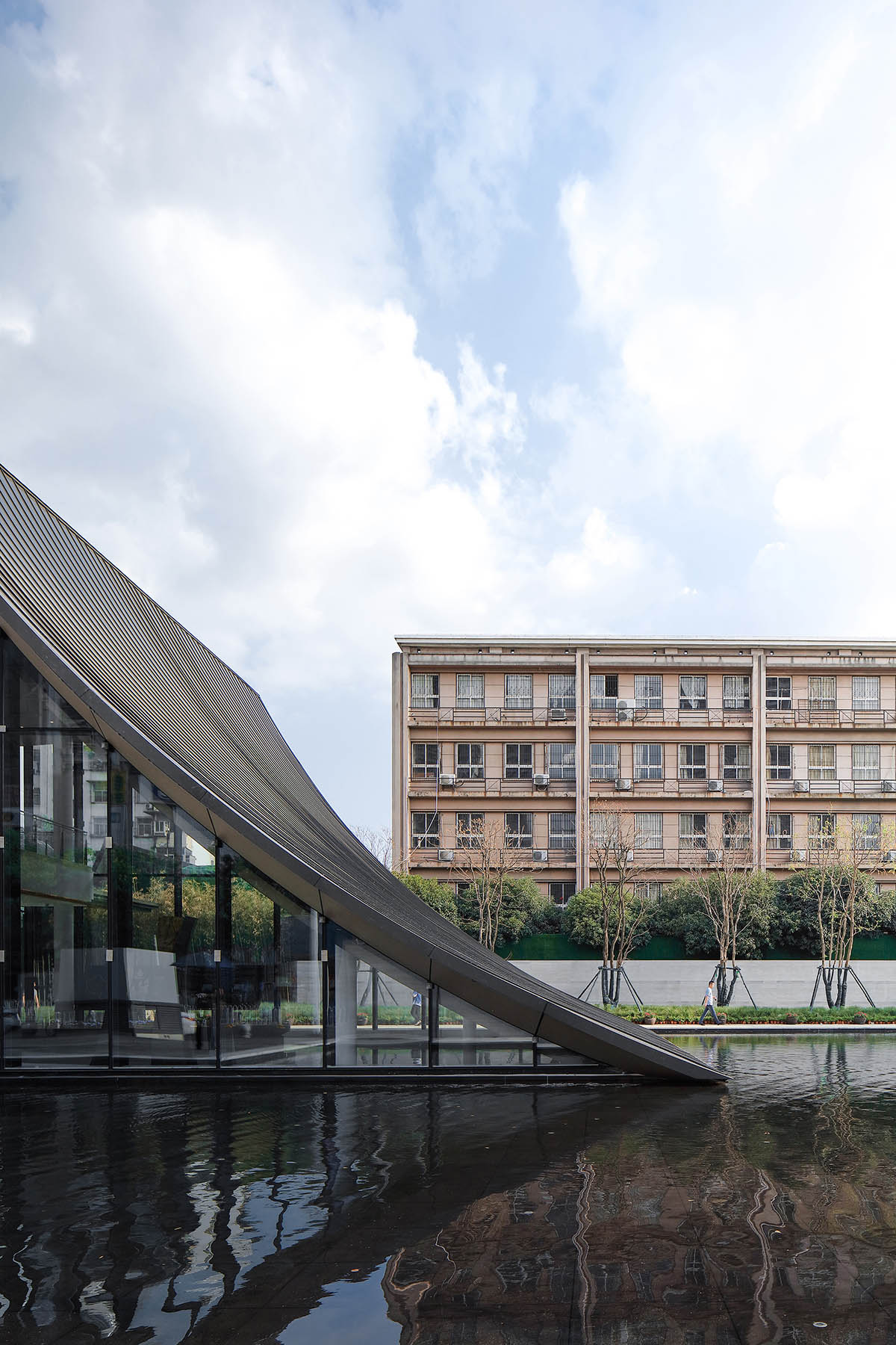 Waterfrom Design Achieved a Balance Between Historical Community Protection and a Sales Center