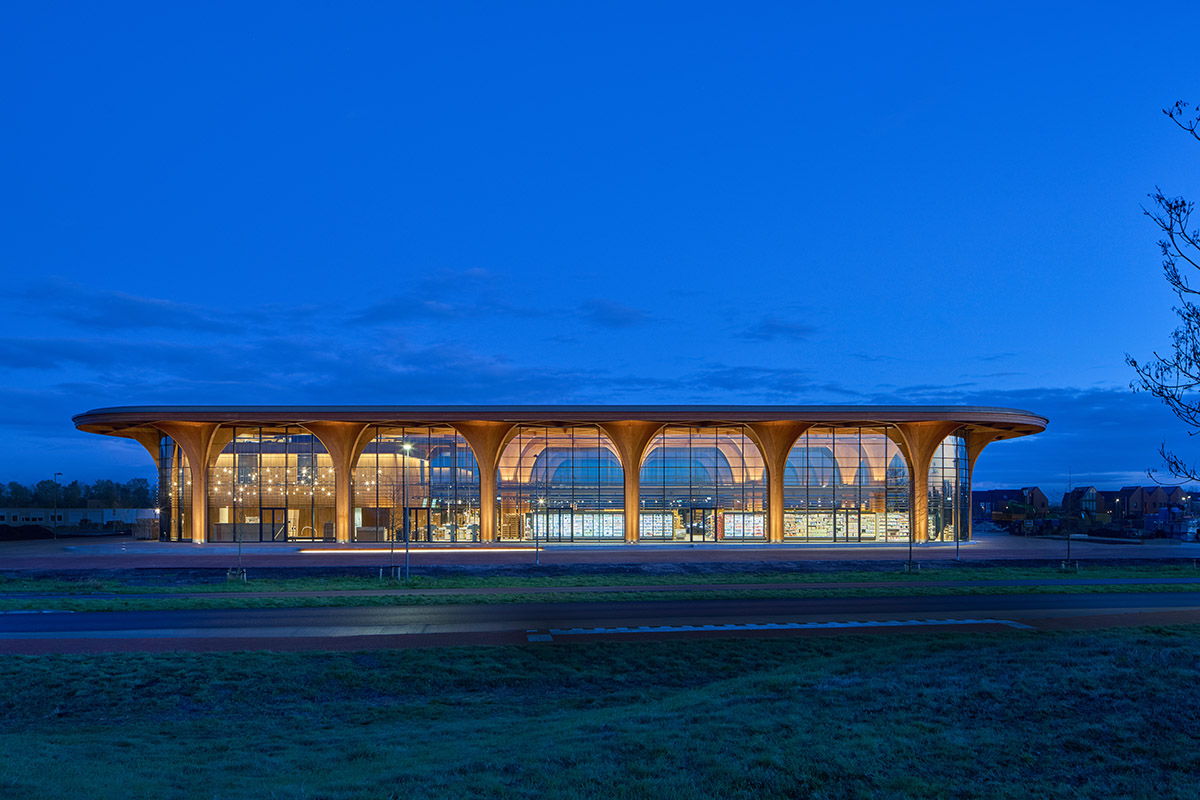 De Zwarte Hond built cathedral-like market hall with net-like wooden trusses and columns in Groningen