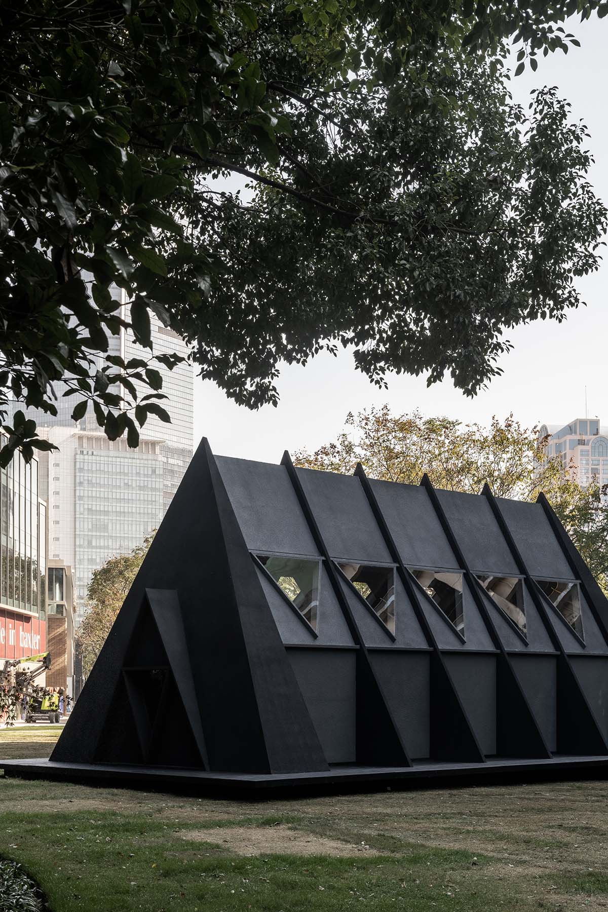 Black pop-up concept store by Fon Studio creates visual