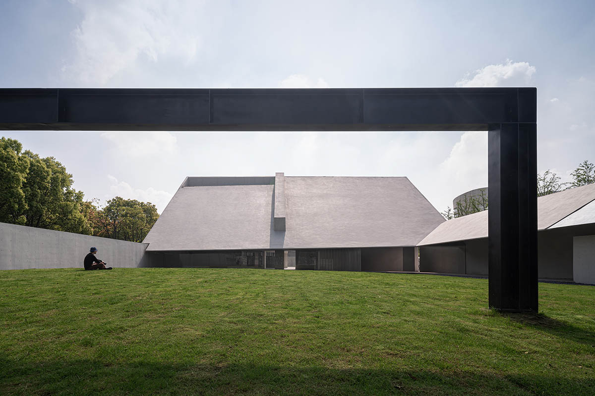 Atelier Deshaus built a memorial with enclosed walls to create a