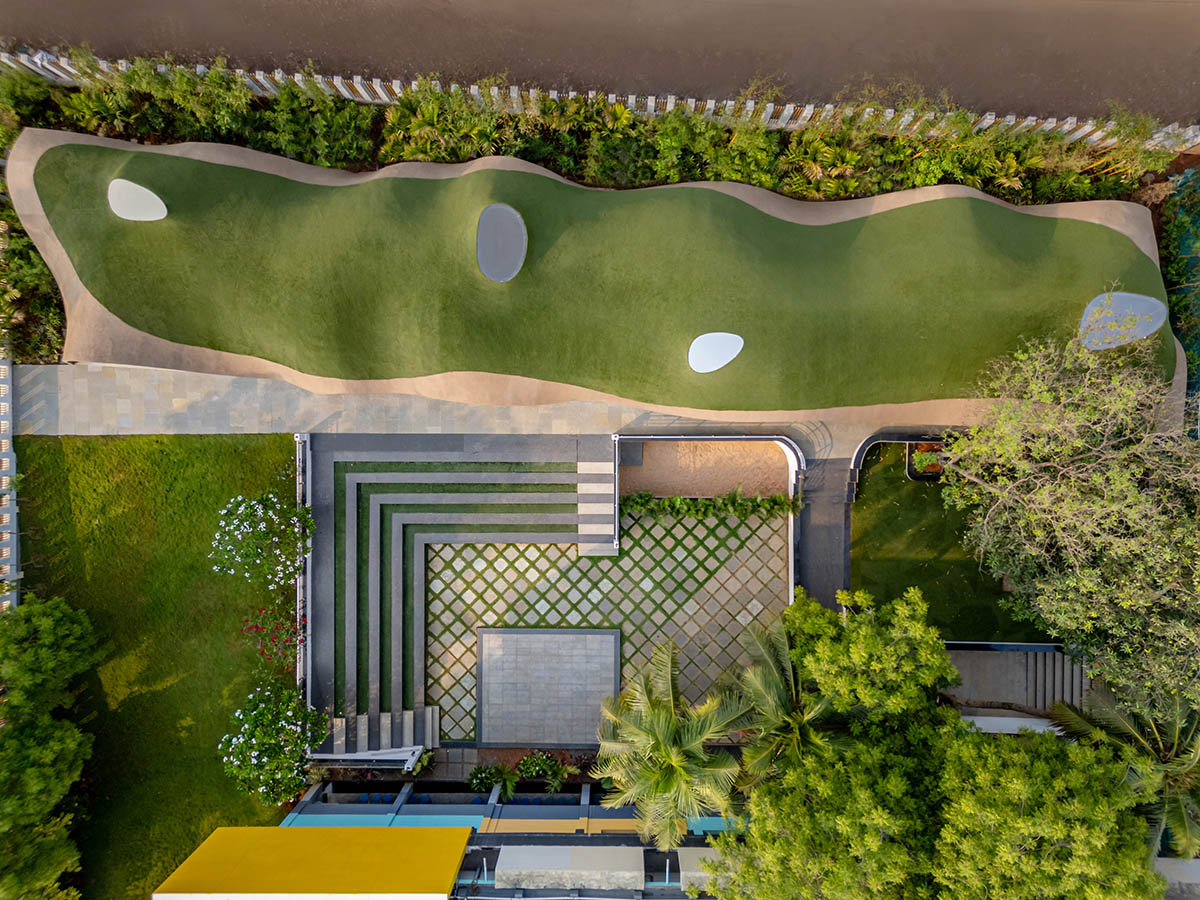 Undulating roof covers Cocoon School for unobstructed space in India 