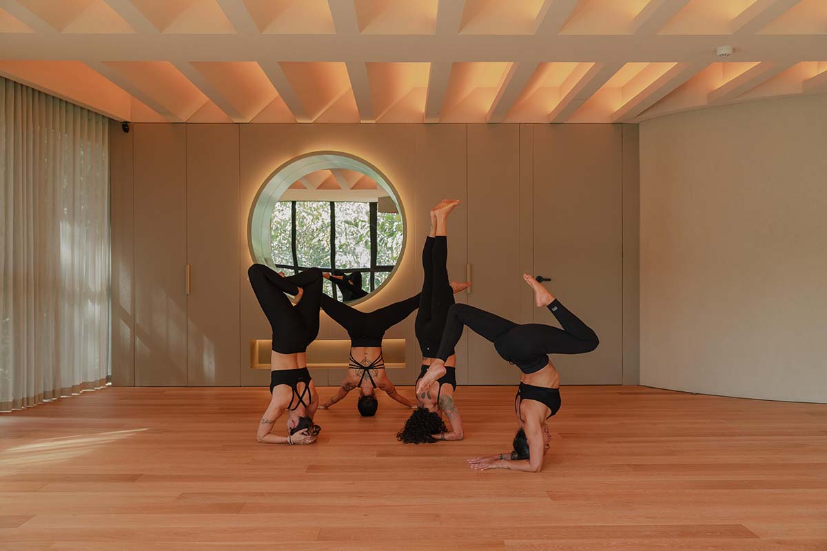 ESTUDIO DEDÓS brings soft light into the interior of a yoga studio in Colombia