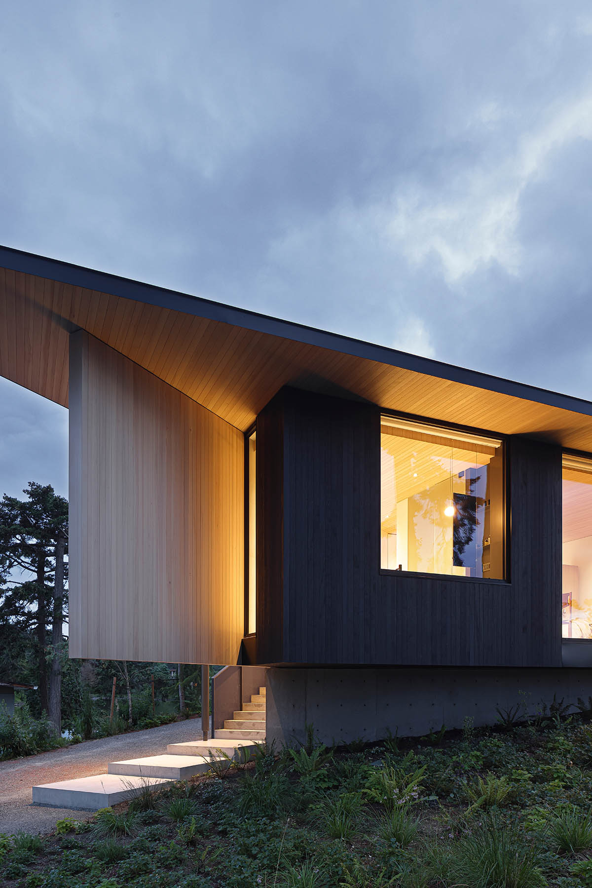 Splyce Design built a single-family home choreographed by a colonnade-lined entrance 