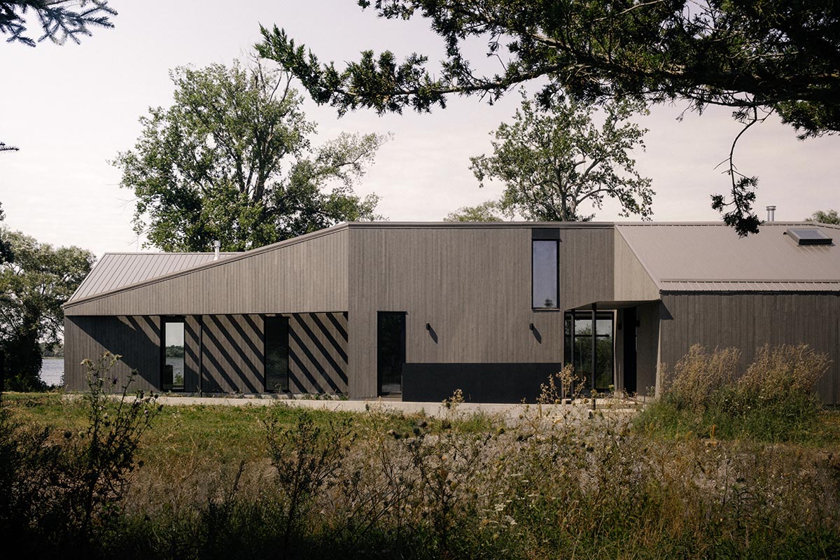 South Bay House portrays its mesmerizing surroundings with spacious windows in Ontario