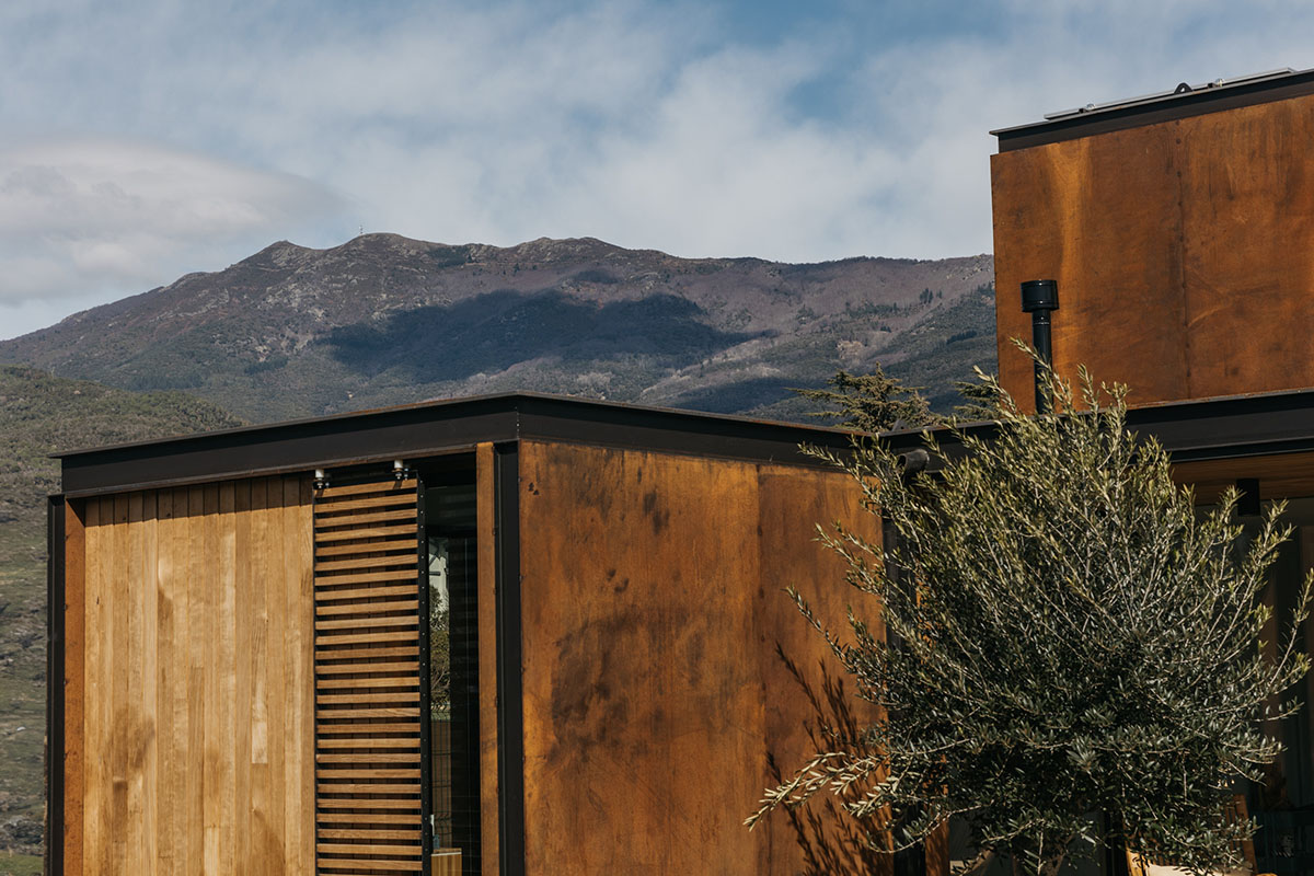  delaVegaCanolasso completes corten steel house in Barcelona 