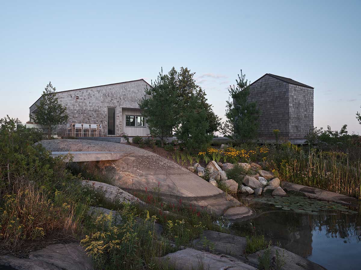 Akb Architects built cottage that blends with brownish-grey rocks in its surrounding