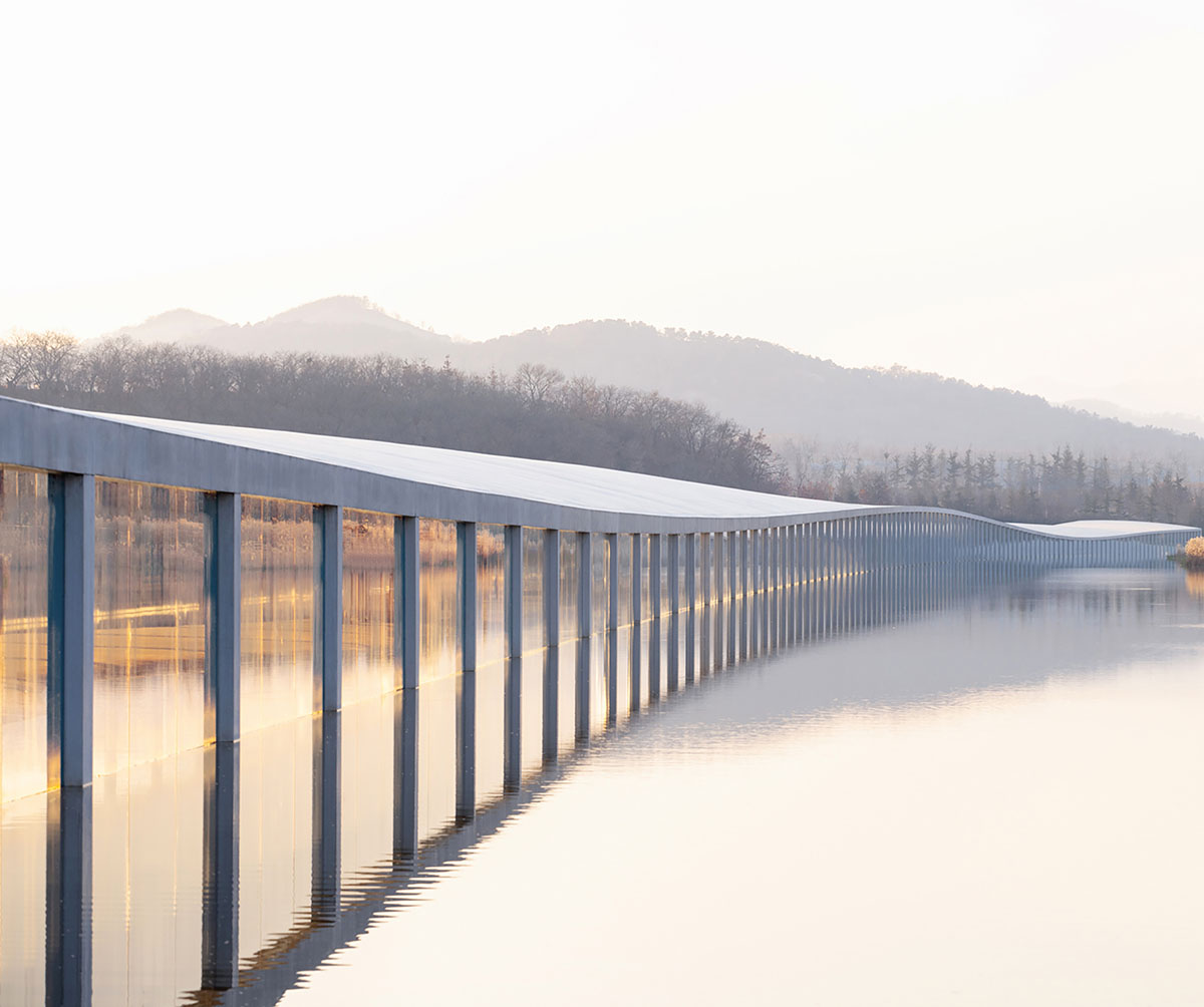 Junya Ishigami+Associates built one-kilometre-long museum on a manmade lake in China 