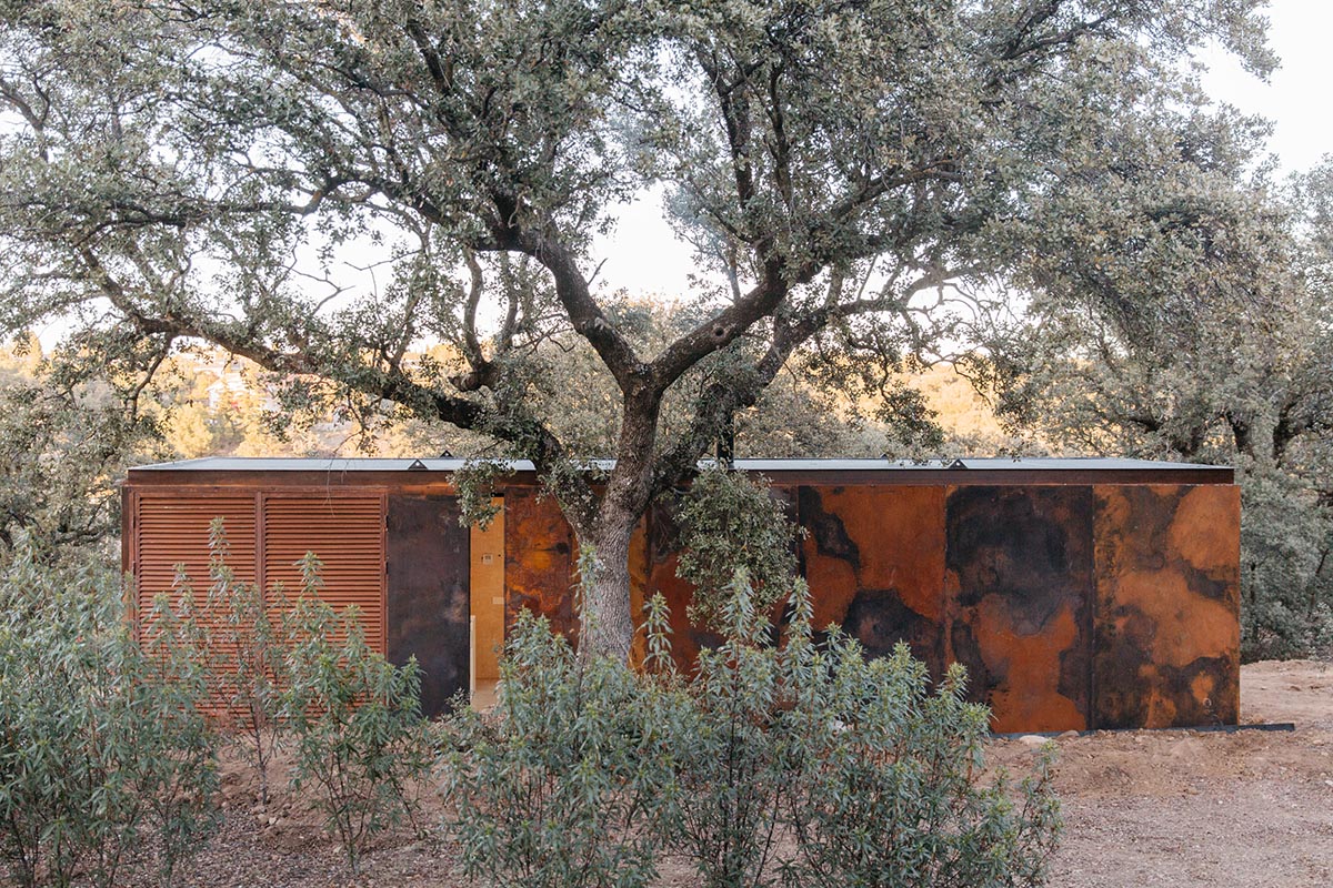 delaVegaCanolasso designs two mini cabins with natural and corten steel façades in Spain 