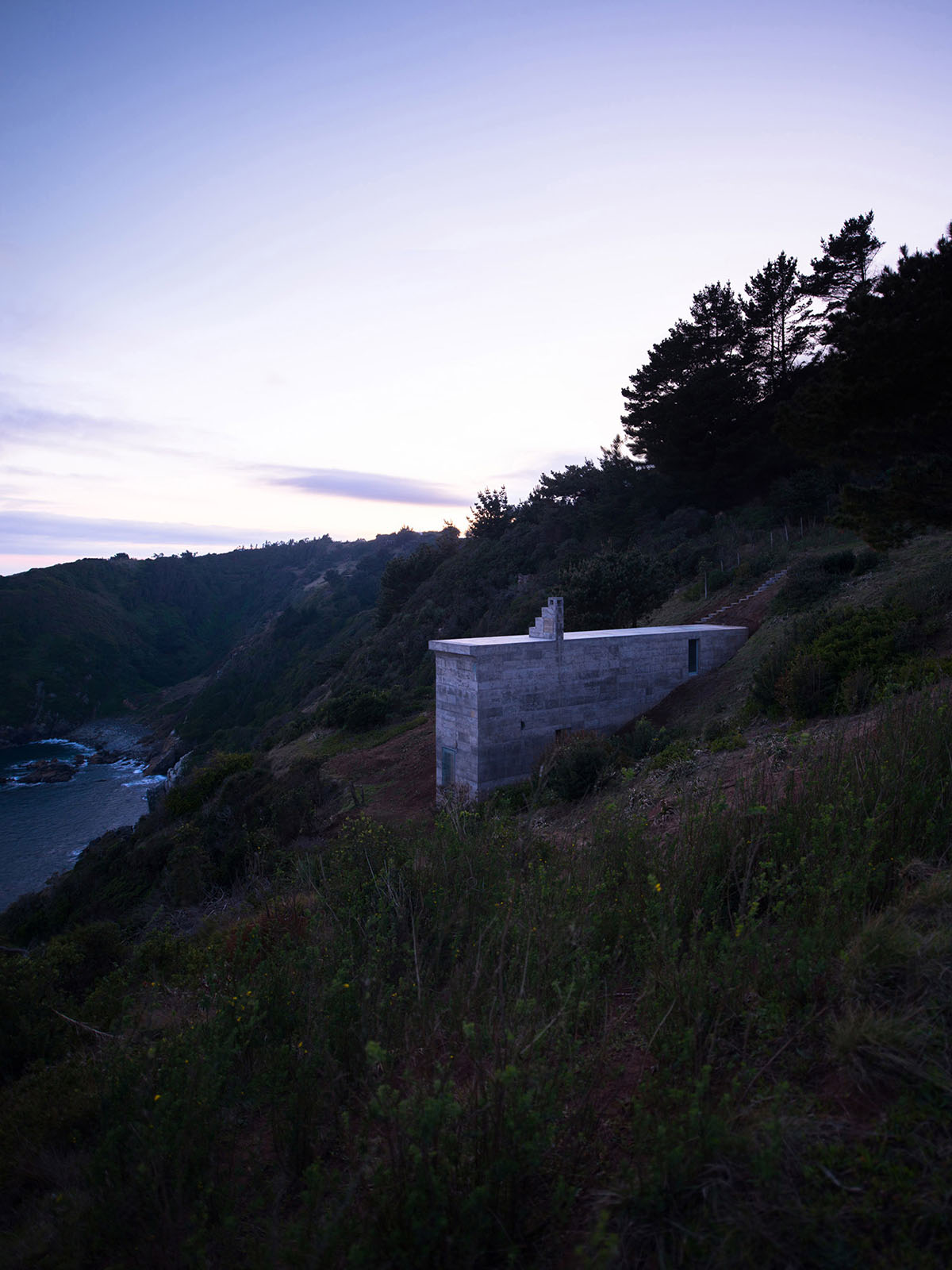 Pezo von Ellrichshausen anchors this concrete block to a cliff of Chile ...