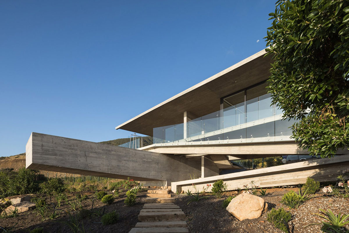 Felipe Assadi Arquitectos completes elongated house with protruding volumes in Chilean landscape