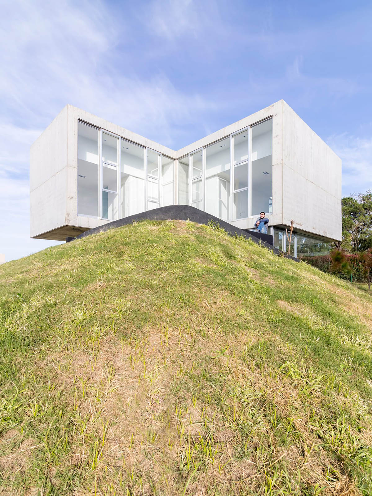 Brigati Polak Arquitectos completes Argentinian residence as detached from the existing slope