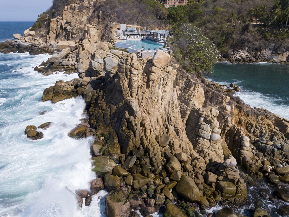 This multi-platformed sea club perfectly sits on a rocky shore of Pacific Ocean in Acapulco