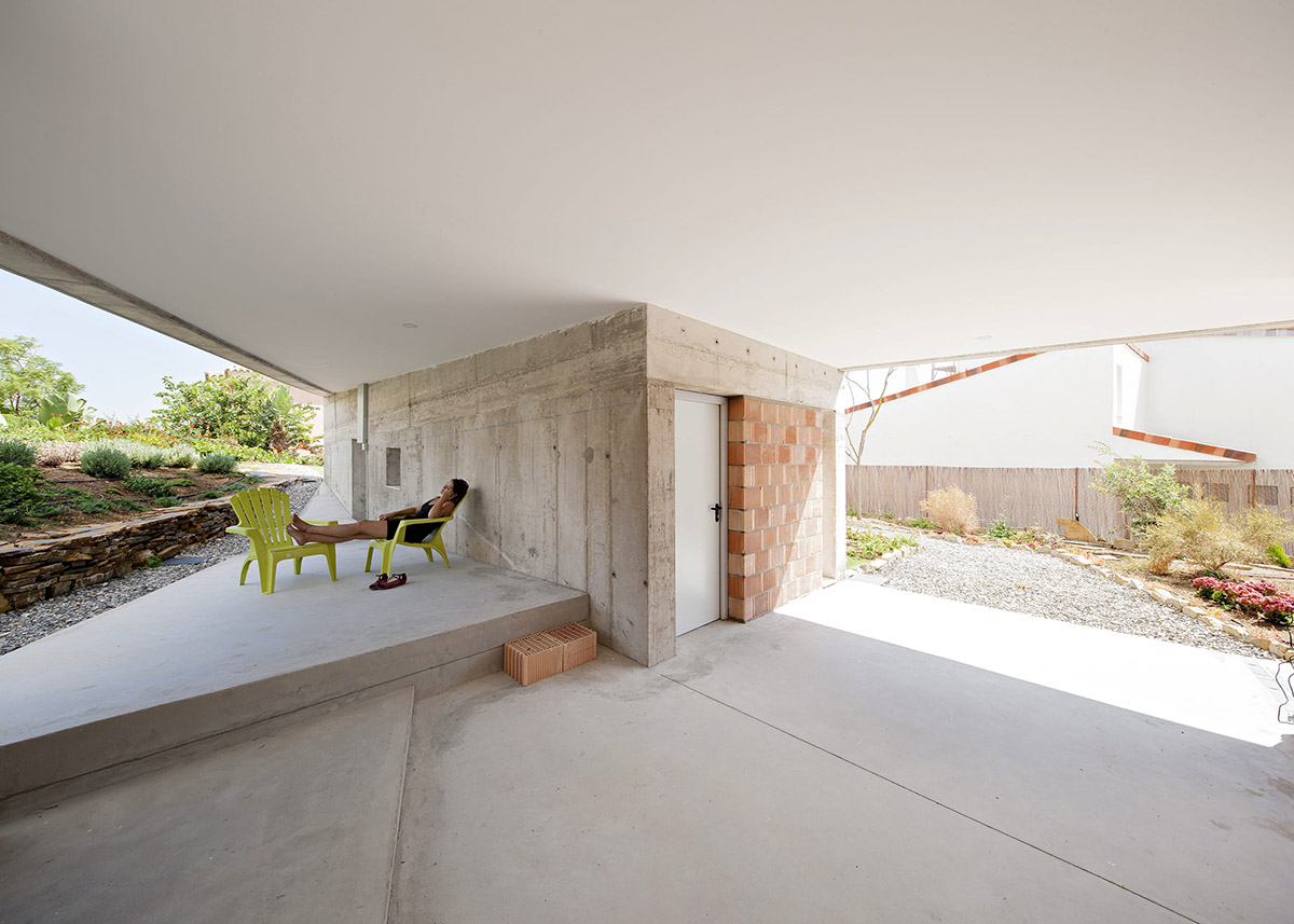 José Luis Muñoz's new holiday house shaped by the climatic conditions of the site in Spain