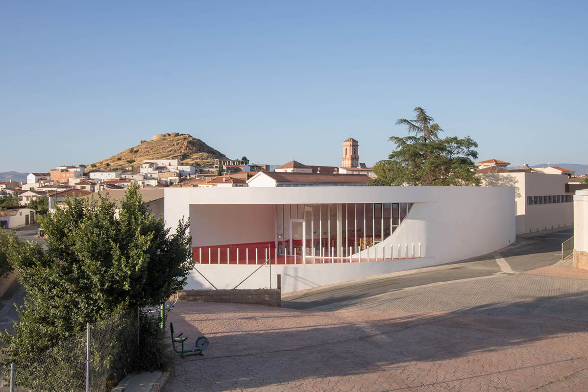 Carquero Arquitectura completes fully pink colored municipal toy library in Granada