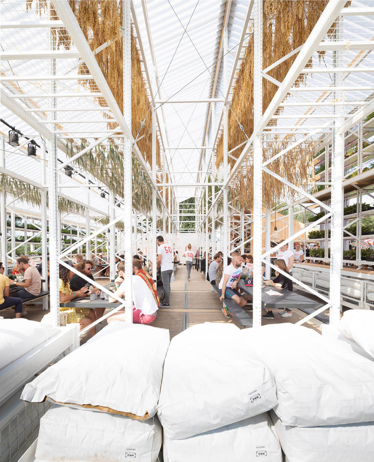 Overtreders W designed a zero-waste and timeless pop-up restaurant for 2018 Lowlands Festival