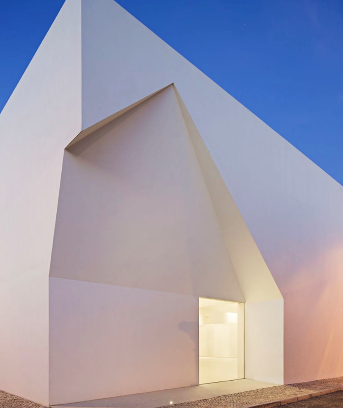 Aires Mateus carves out new meeting centre in Portugal irregularly to create openings