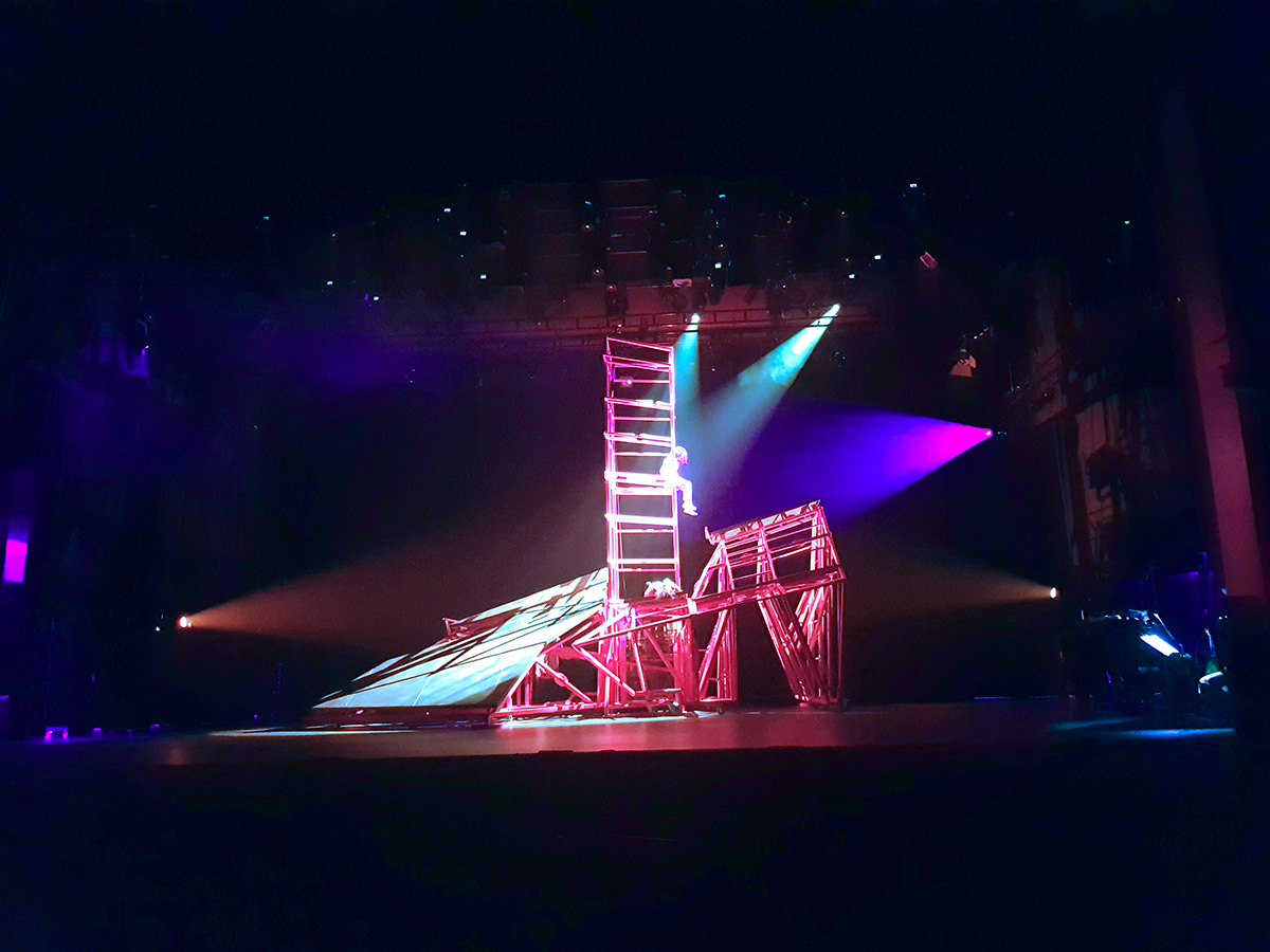 Oblique Land, A Performative Stage Design By Salon Alper Derinbogaz