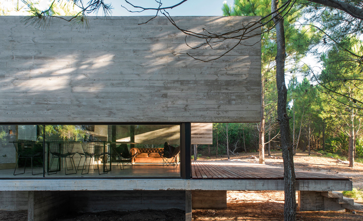 Partially open S+J family house by Luciano Kruk placed in the pine forest of Costa Esmeralda