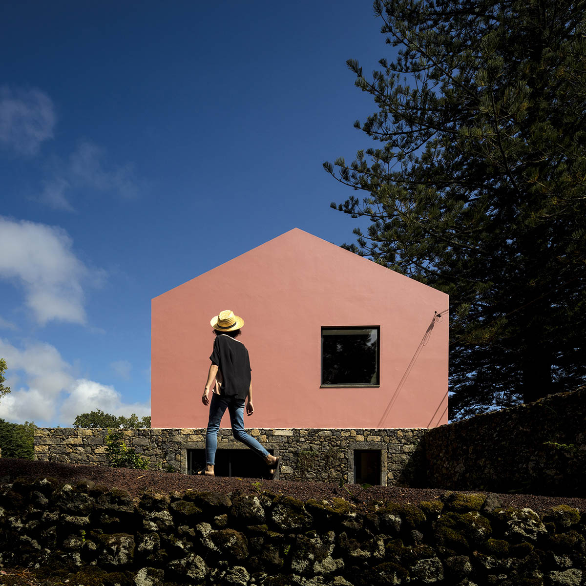 Mezzo Atelier transforms old barn into guesthouses featuring different hues of pink