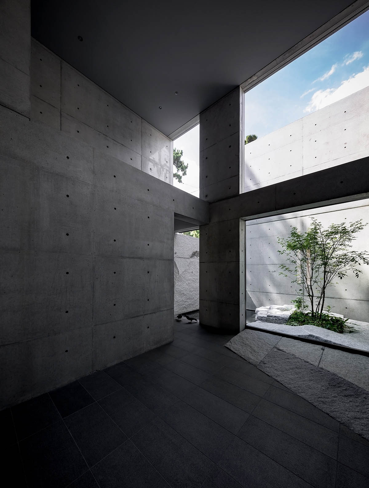 Gosize combines its office and residence on a natural stone base in Japan