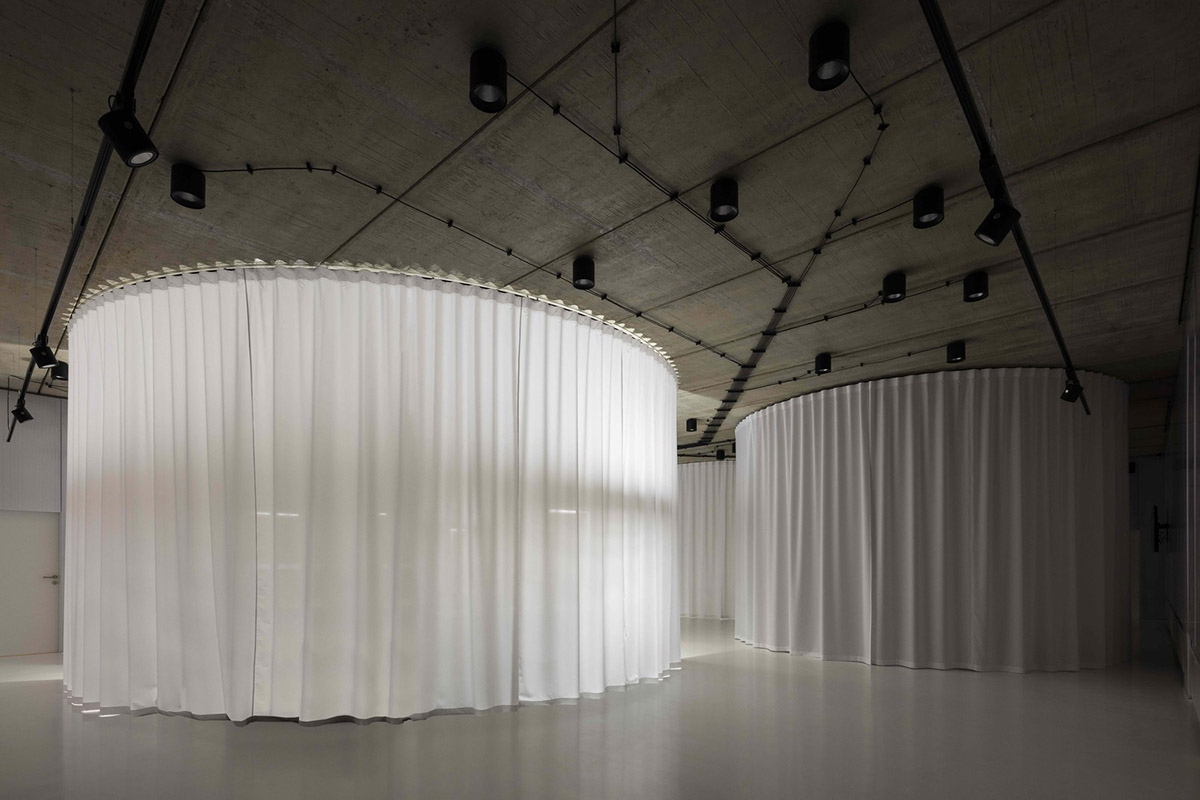 Architects use more than 900 black plastic seats for a gallery to create easily remembered building