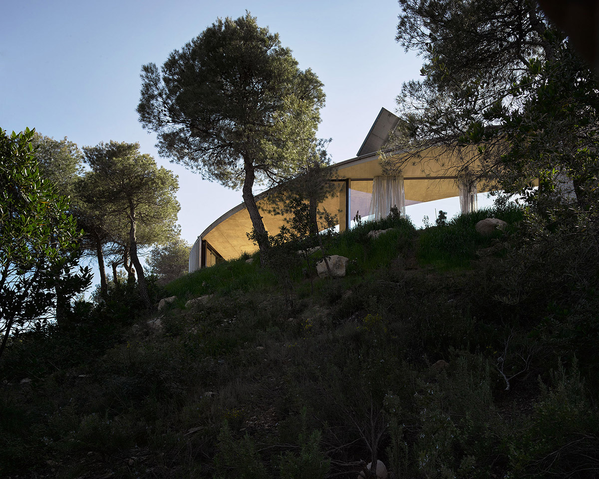 Office KGDVS’ Solo House presents a circular catwalk overlooking wilderness of Matarraña