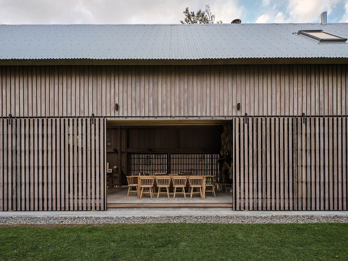 Paul Uhlmann Architects designs barn house featuring cathedral-like ceilings in Pullenvale