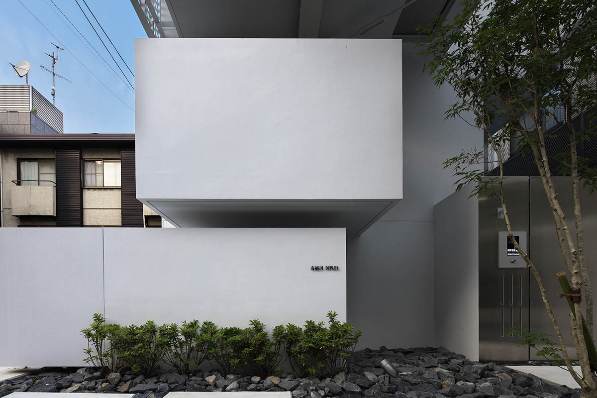 HMAA expands Minami-Azabu apartment with cantilevered volumes in a narrow site