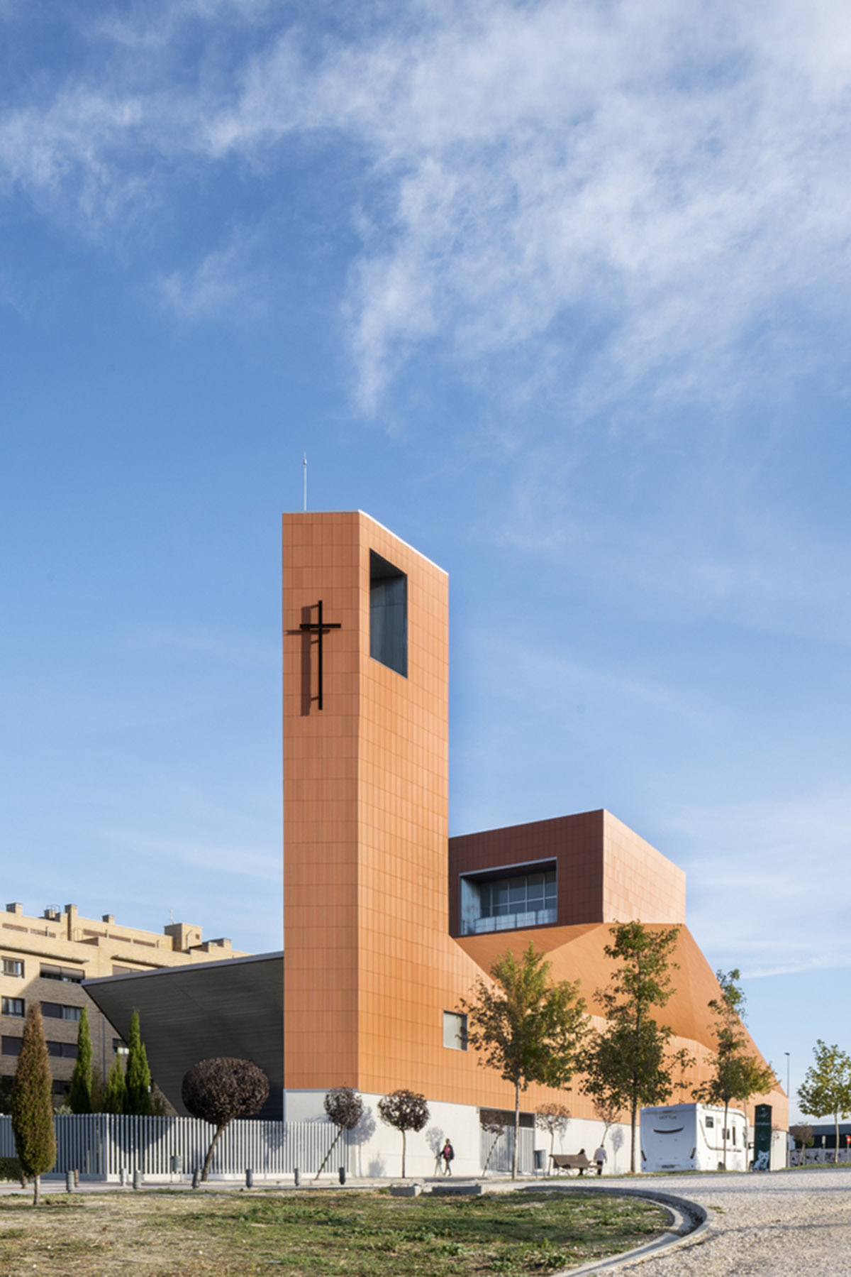 Ramón Fernández-Alonso built church complex with inclined surfaces dressed by warm colors in Madrid