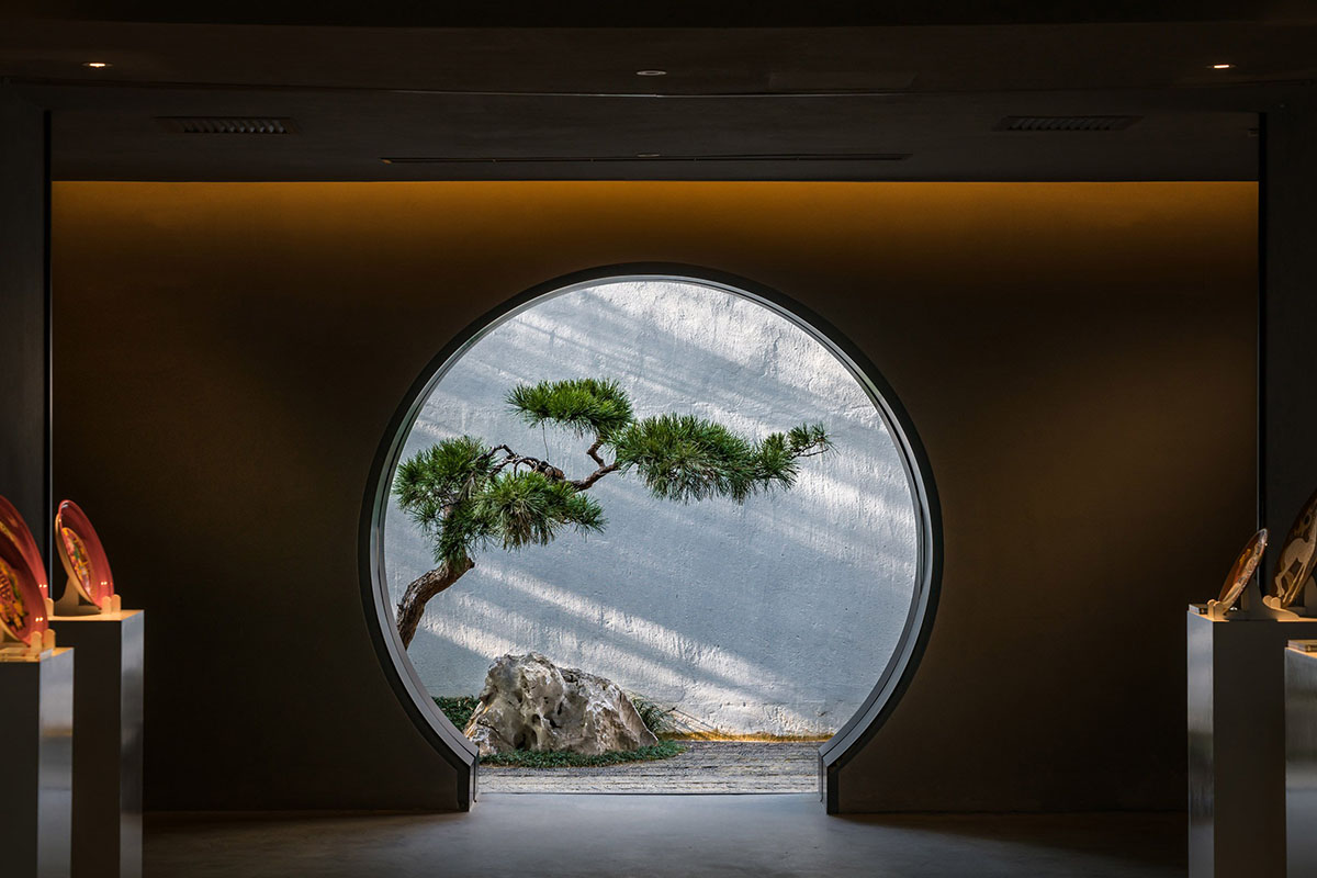 An Art Museum veiled by pleated aluminium panels creates mysticism between inside and outside