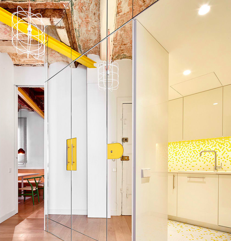 Miel Arquitectos creates chimeric interior by using mirrored cubes in Spanish apartment
