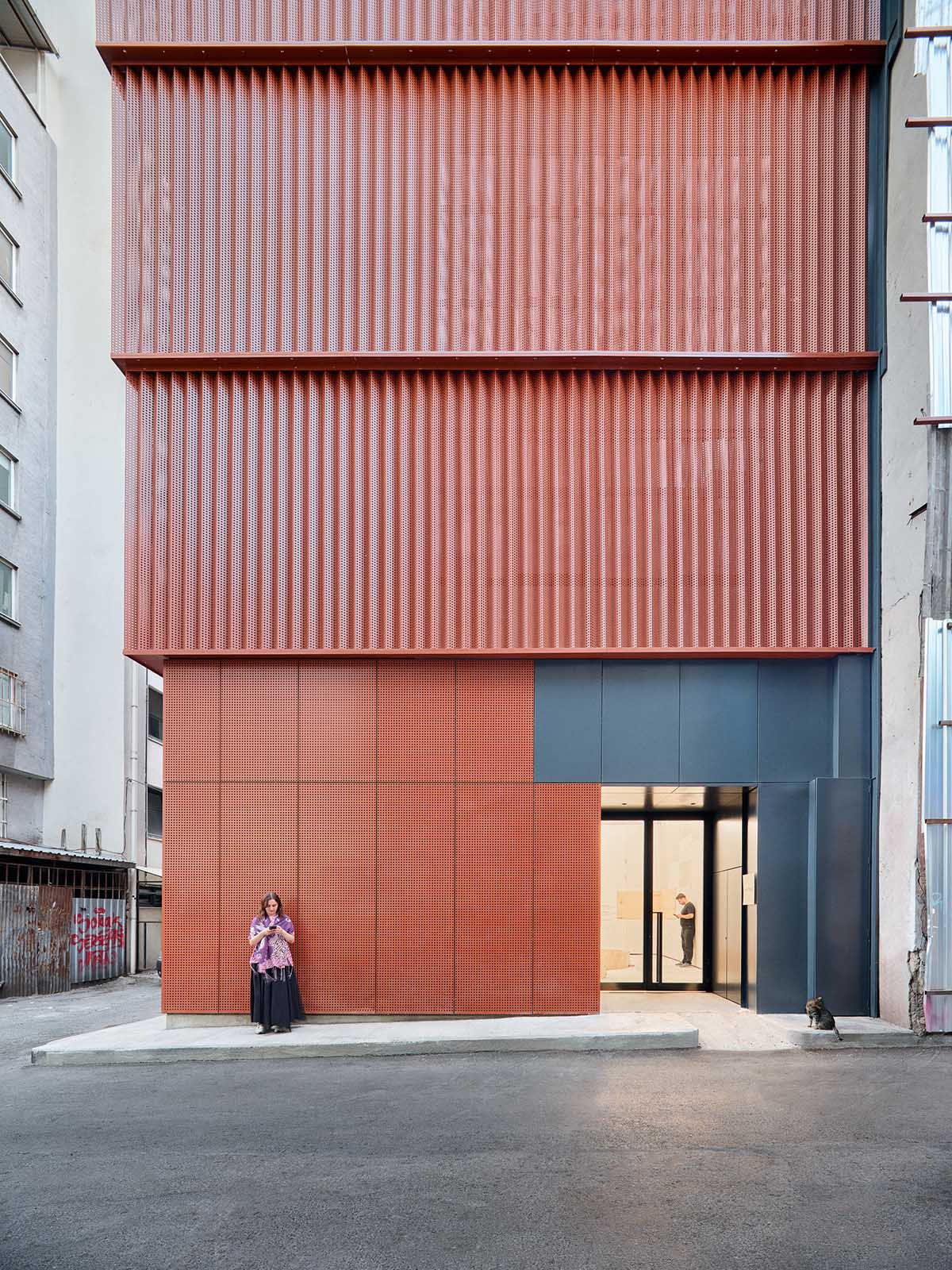 Nevzat Sayin wraps art gallery with a reddish brown façade in a historic district of Istanbul