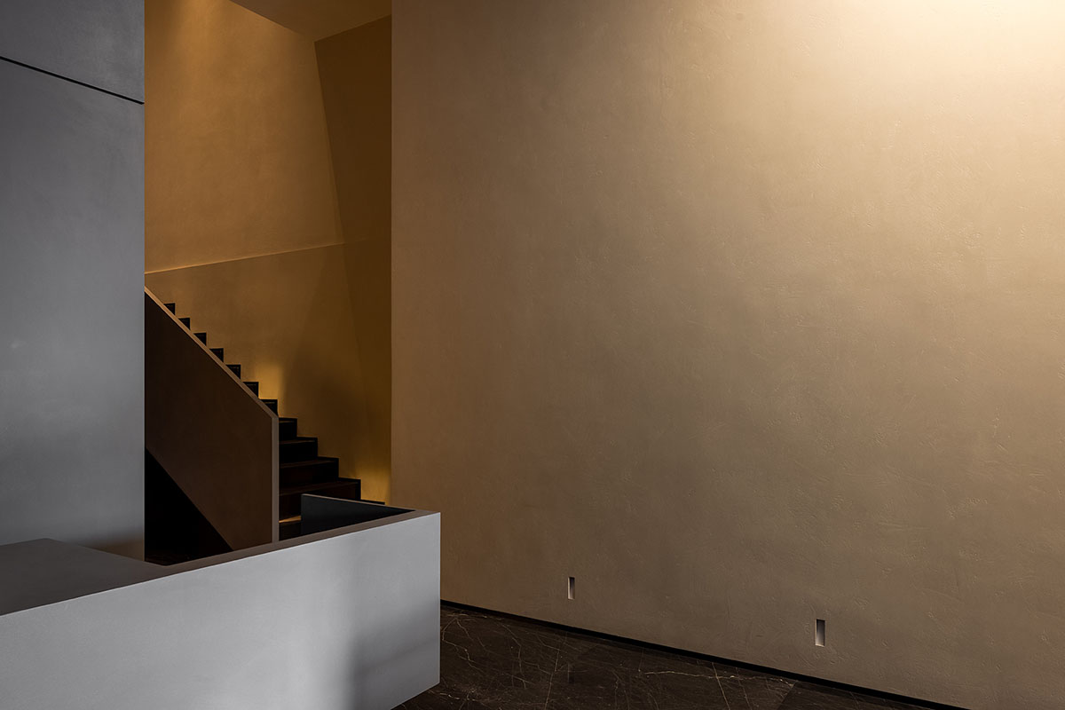 Floating blocks and golden hues form abalone showroom designed by AD ARCHITECTURE 