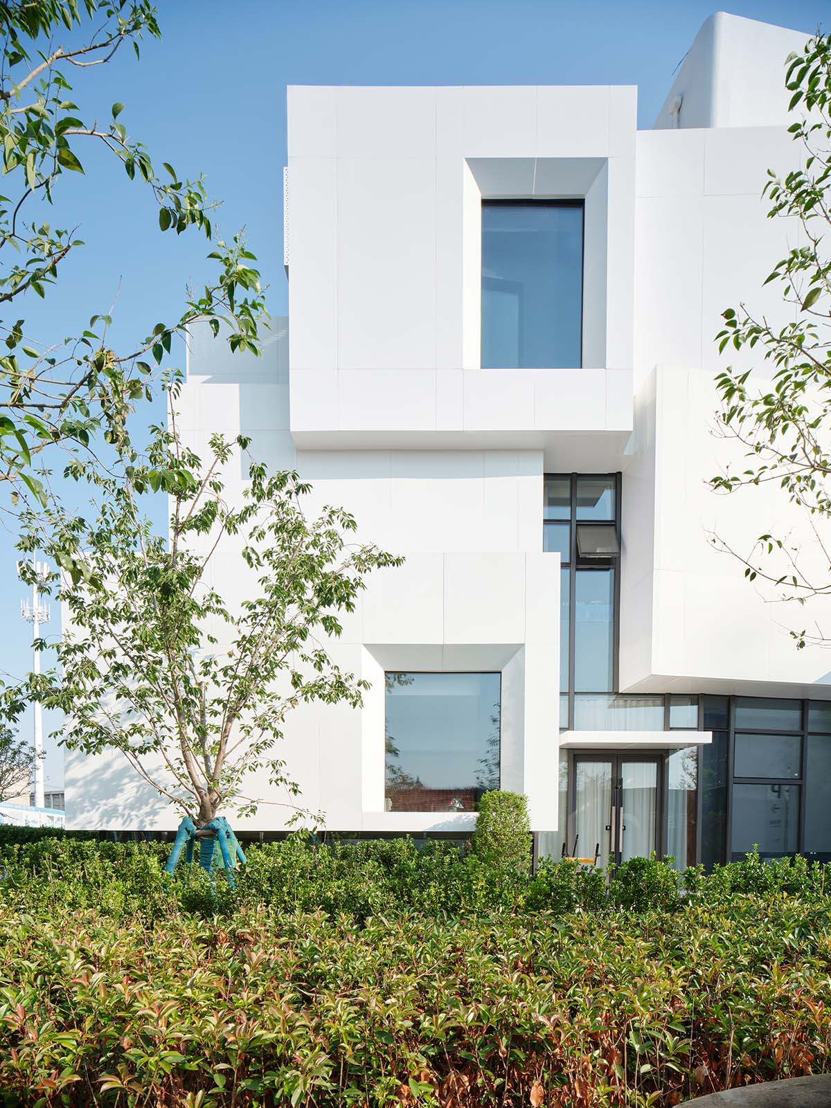 Wutopia Lab completes a Living Theatre Mount with white stacked volumes in China