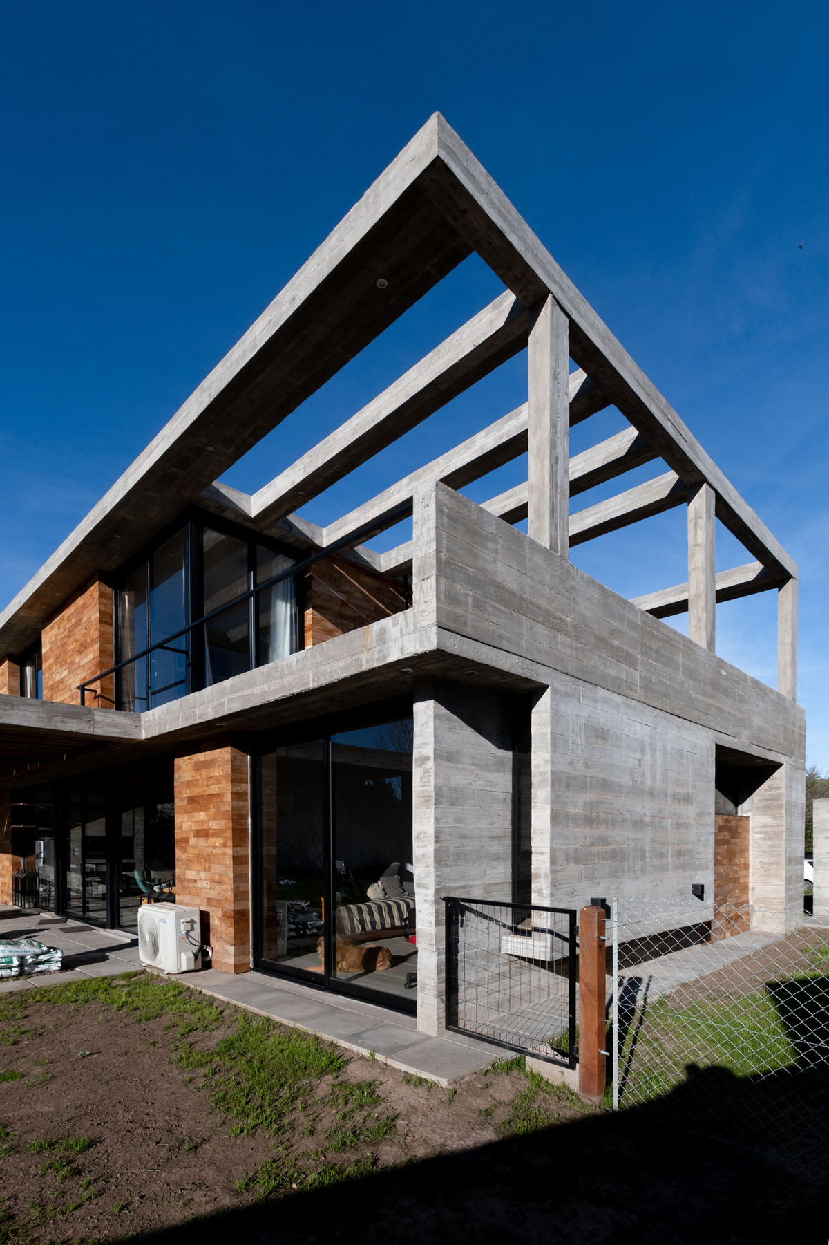 Pinasco/Pinasco Arquitectos completes concrete House 354 in Córdoba, Argentina