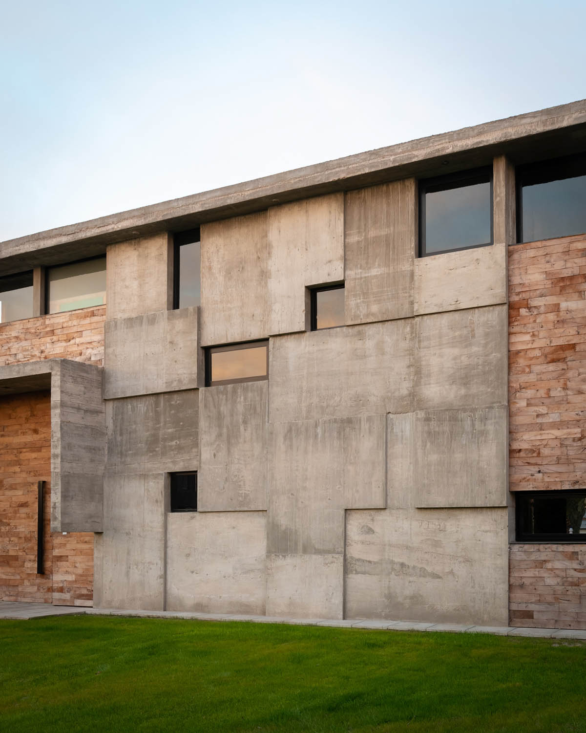 Pinasco/Pinasco Arquitectos completes concrete House 354 in Córdoba, Argentina