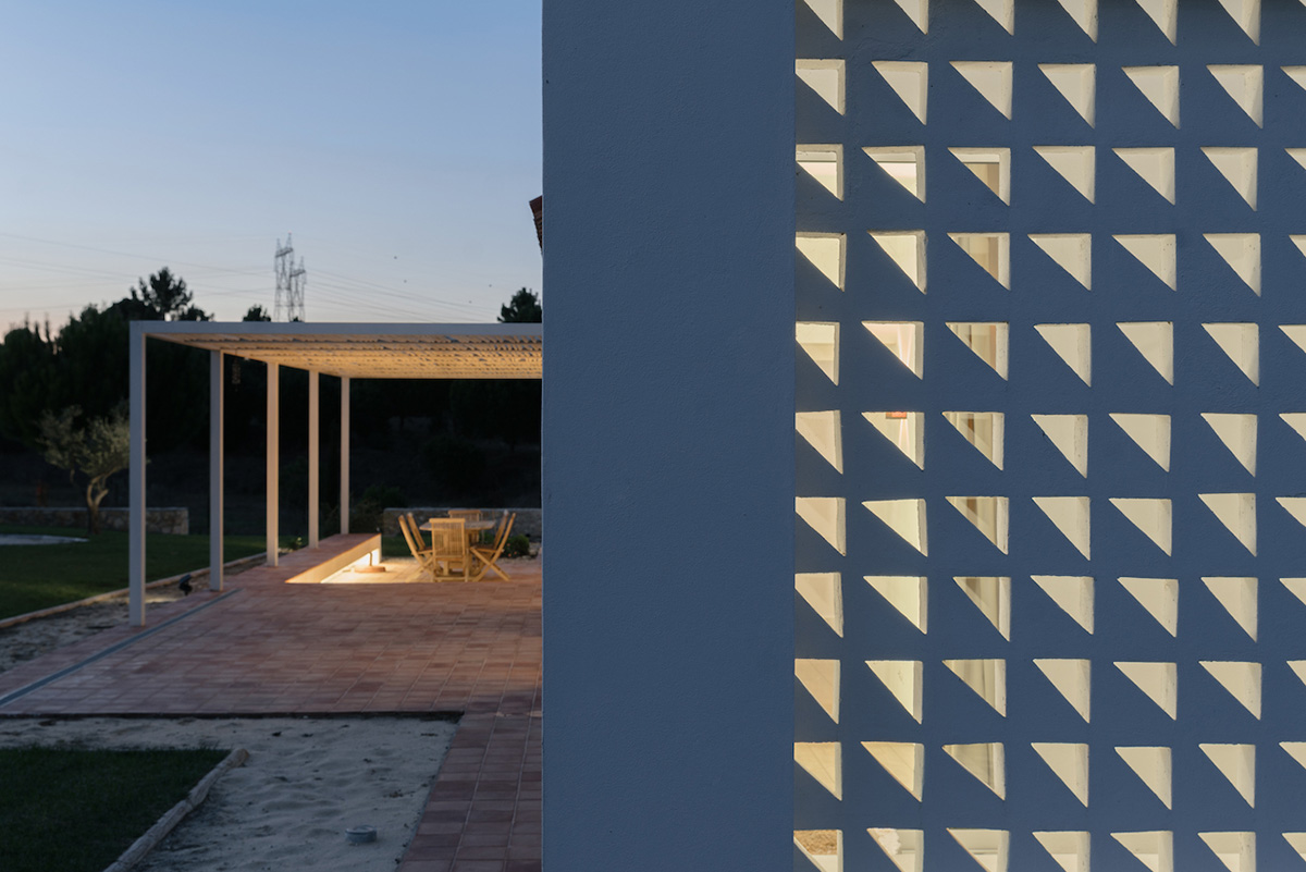 Casa Mãe от Atelier Data: безмятежный дизайн с игривым светом и тенями с использованием традиционных материалов