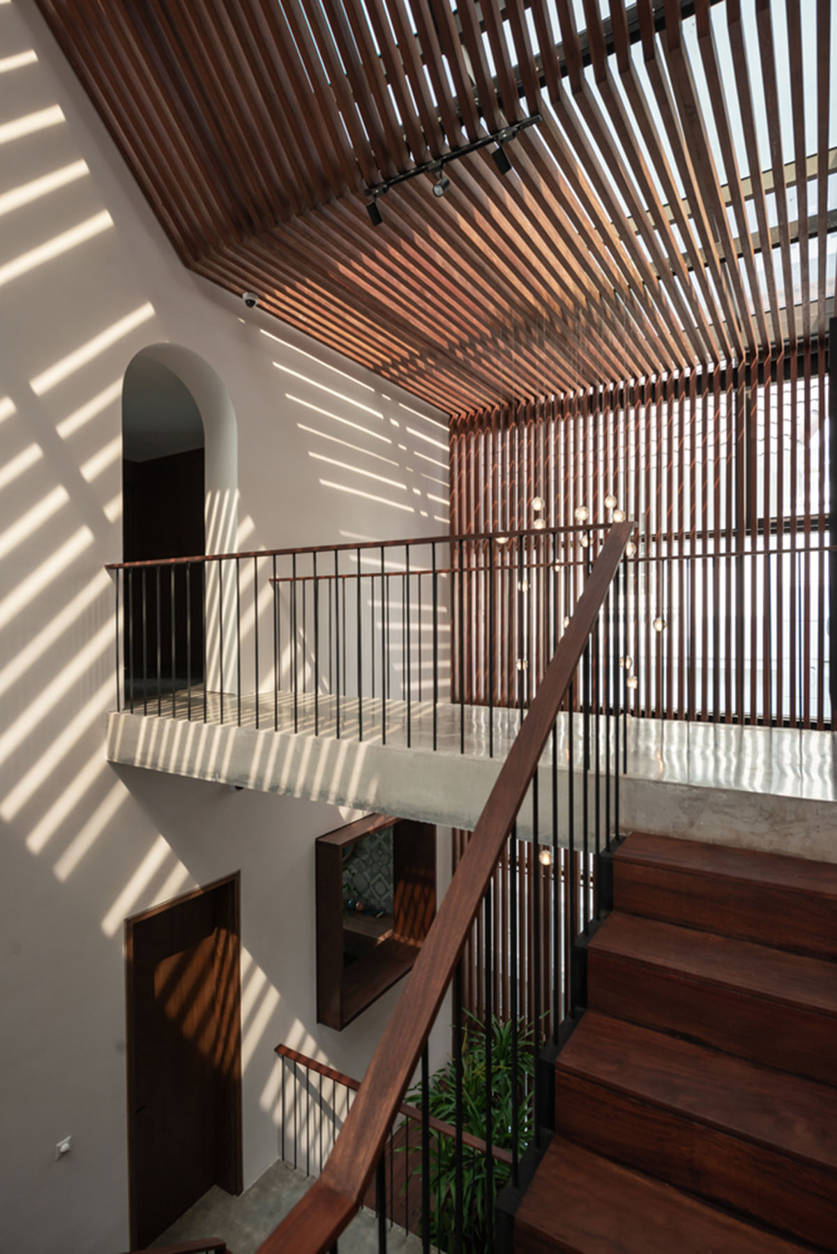 Nemo Studio's Vietnamese Villa AD8 brings tropical atmosphere inside with natural elements