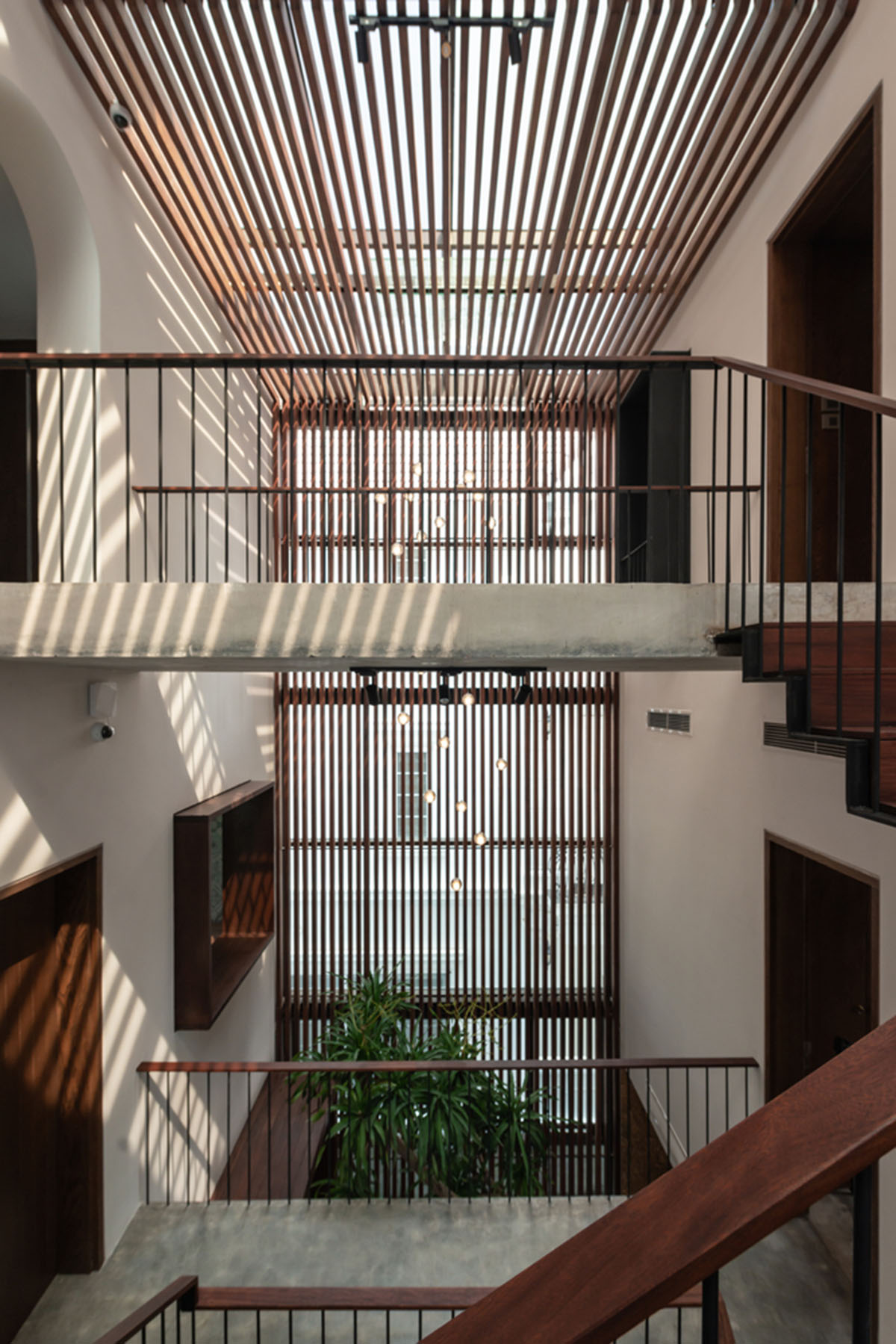 Nemo Studio's Vietnamese Villa AD8 brings tropical atmosphere inside with natural elements