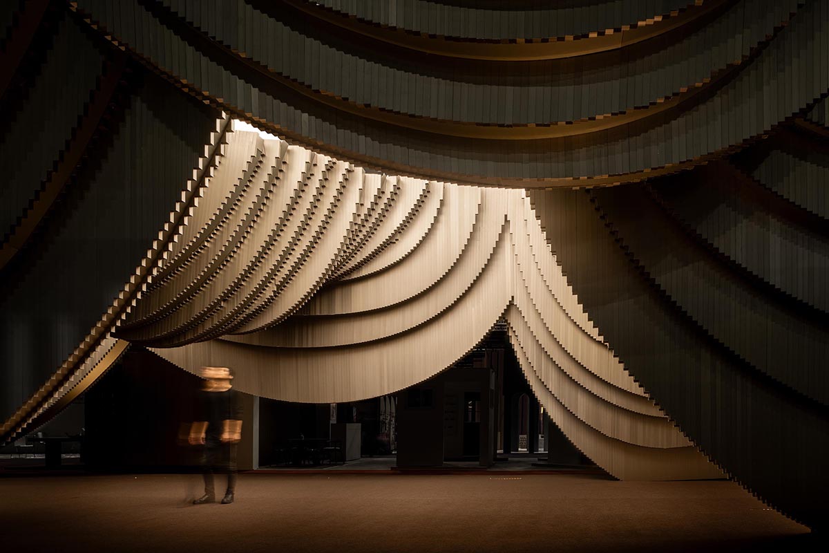 HAS design and research creates public ground interior from disc-like aluminum rods in Bangkok