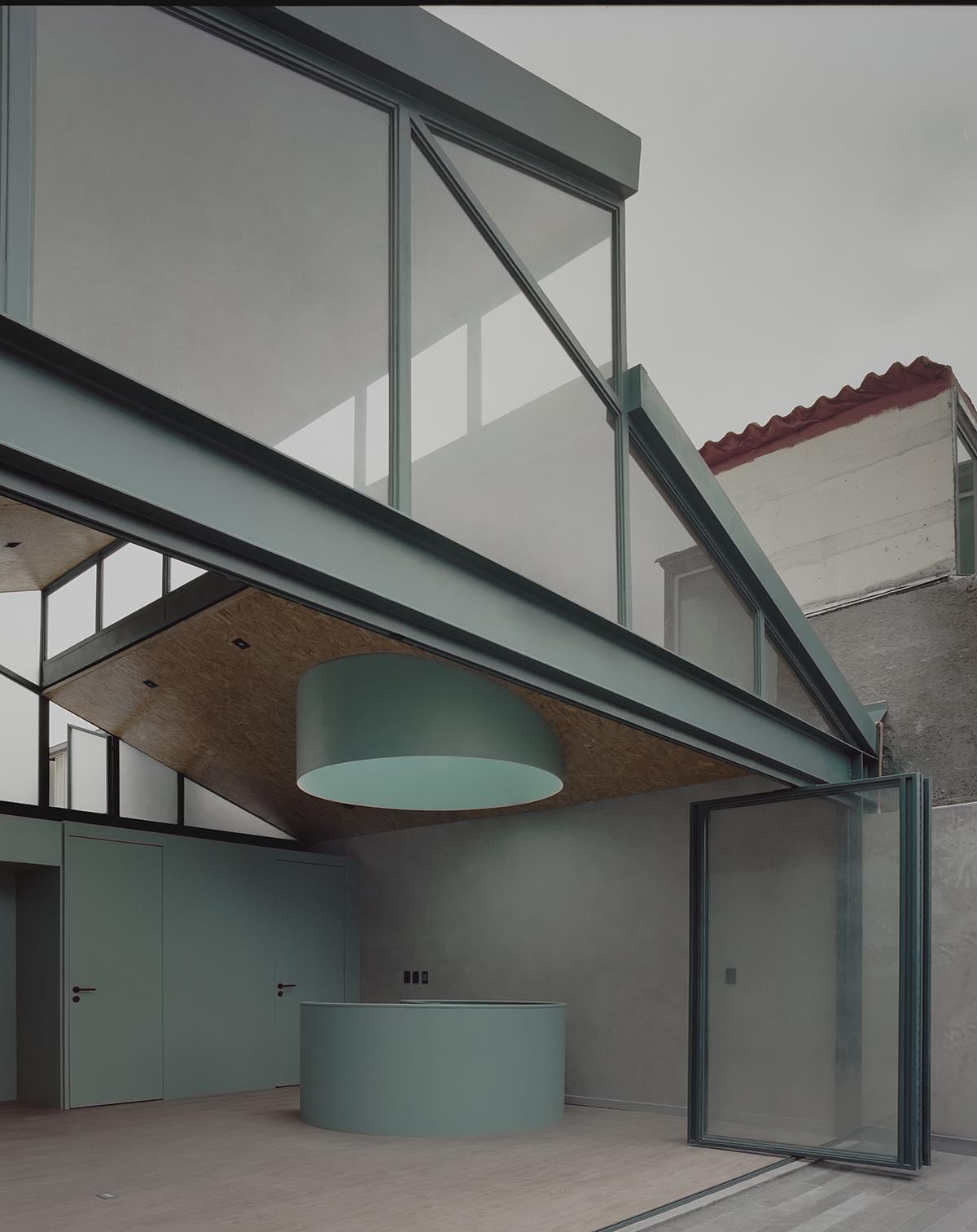 AMASA Estudio renovates 1940s house with green tones and central skylight in Mexico