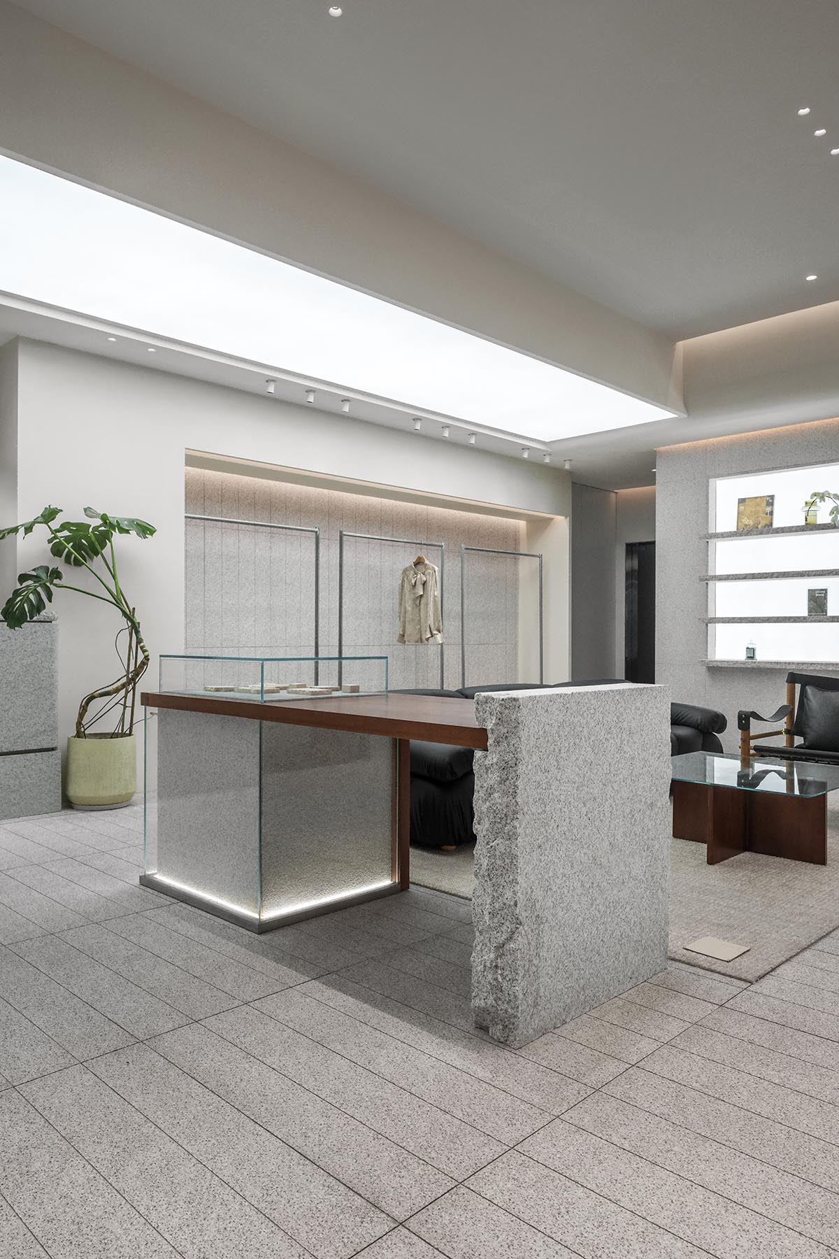 LubanEra·Design completes retail store breaking spatial constraints with dynamic form and symbiosis