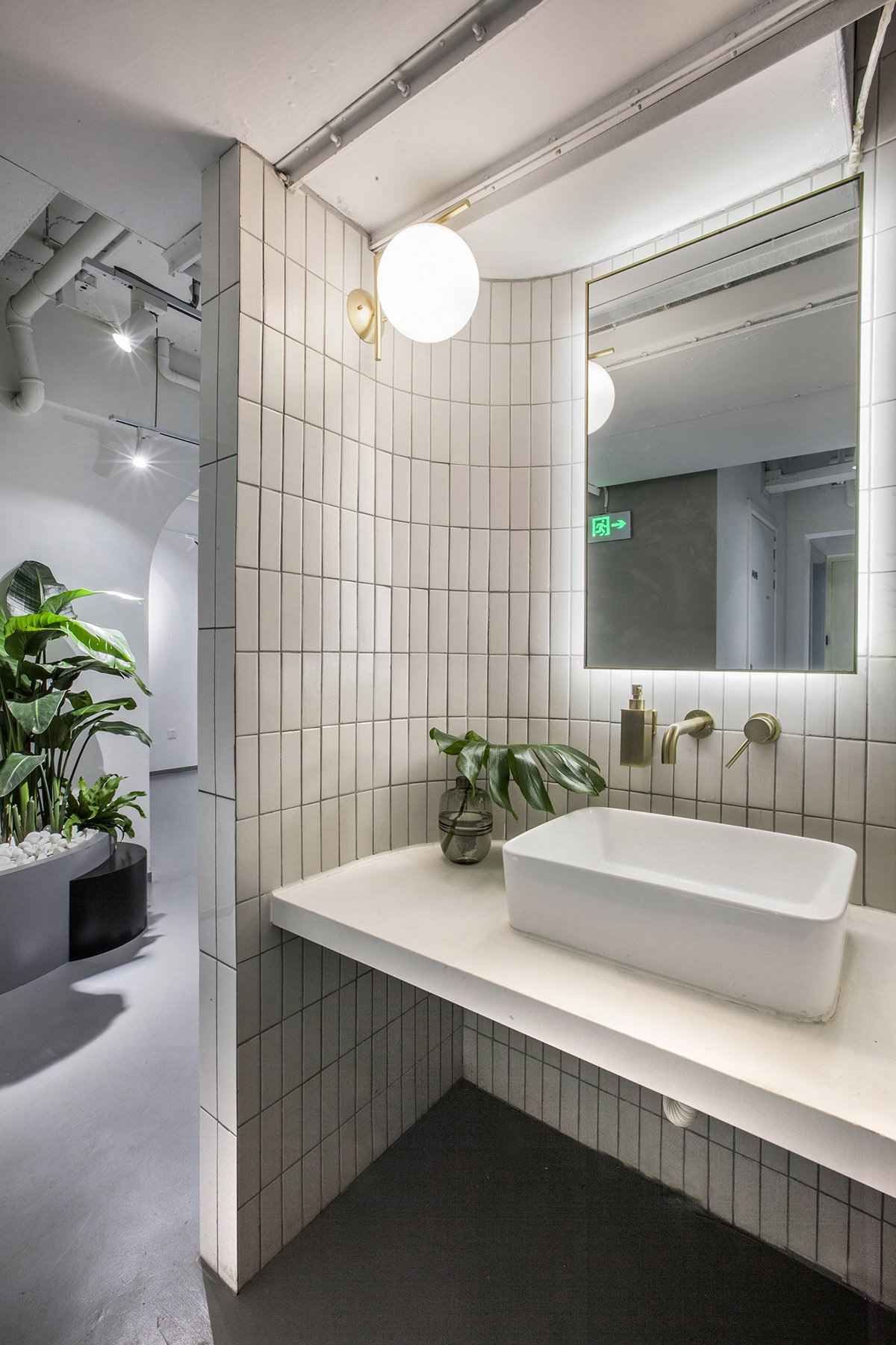 Towodesign uses metallic colors and golden pieces to create a retro atmosphere for this health store