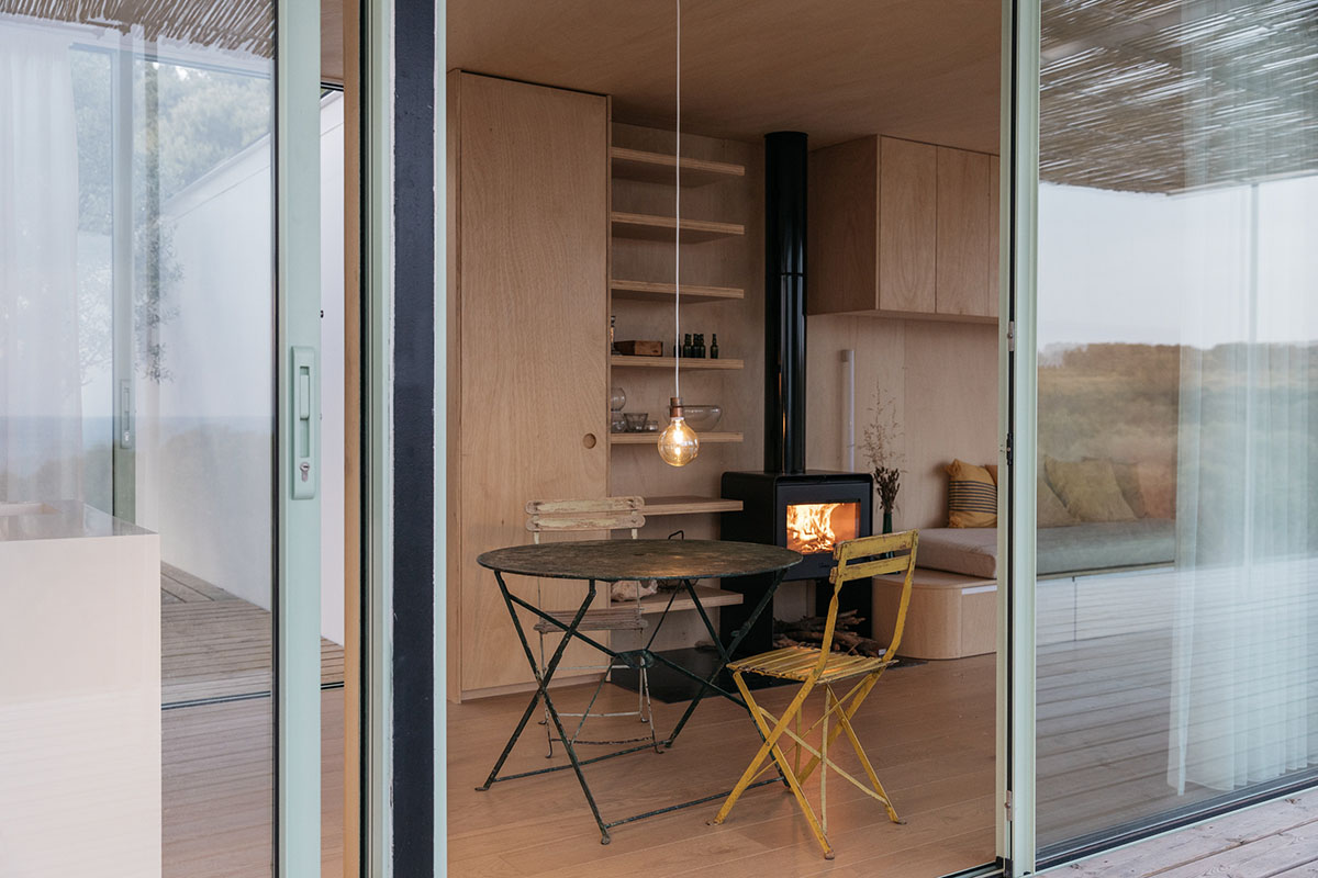 Ignacio de la Vega and Pilar Cano-Lasso create T-shaped cabin framing views from the Mediterranean