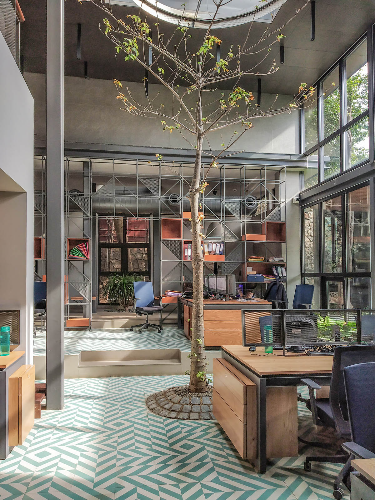 Flyyingseeds studio completes Treehouse Office in New Delhi