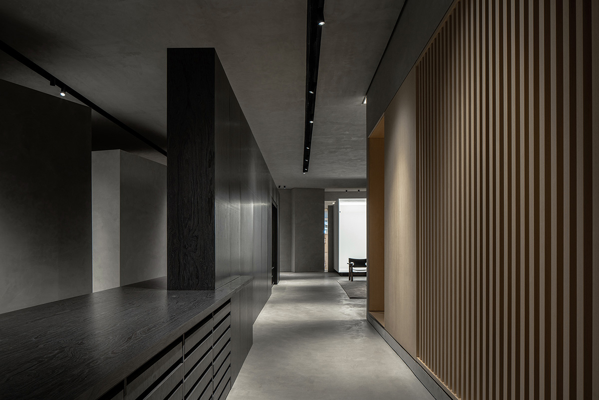 JST ARCHITECTURE creates dark-colored palette by adding a geometrical aesthetic to this showroom