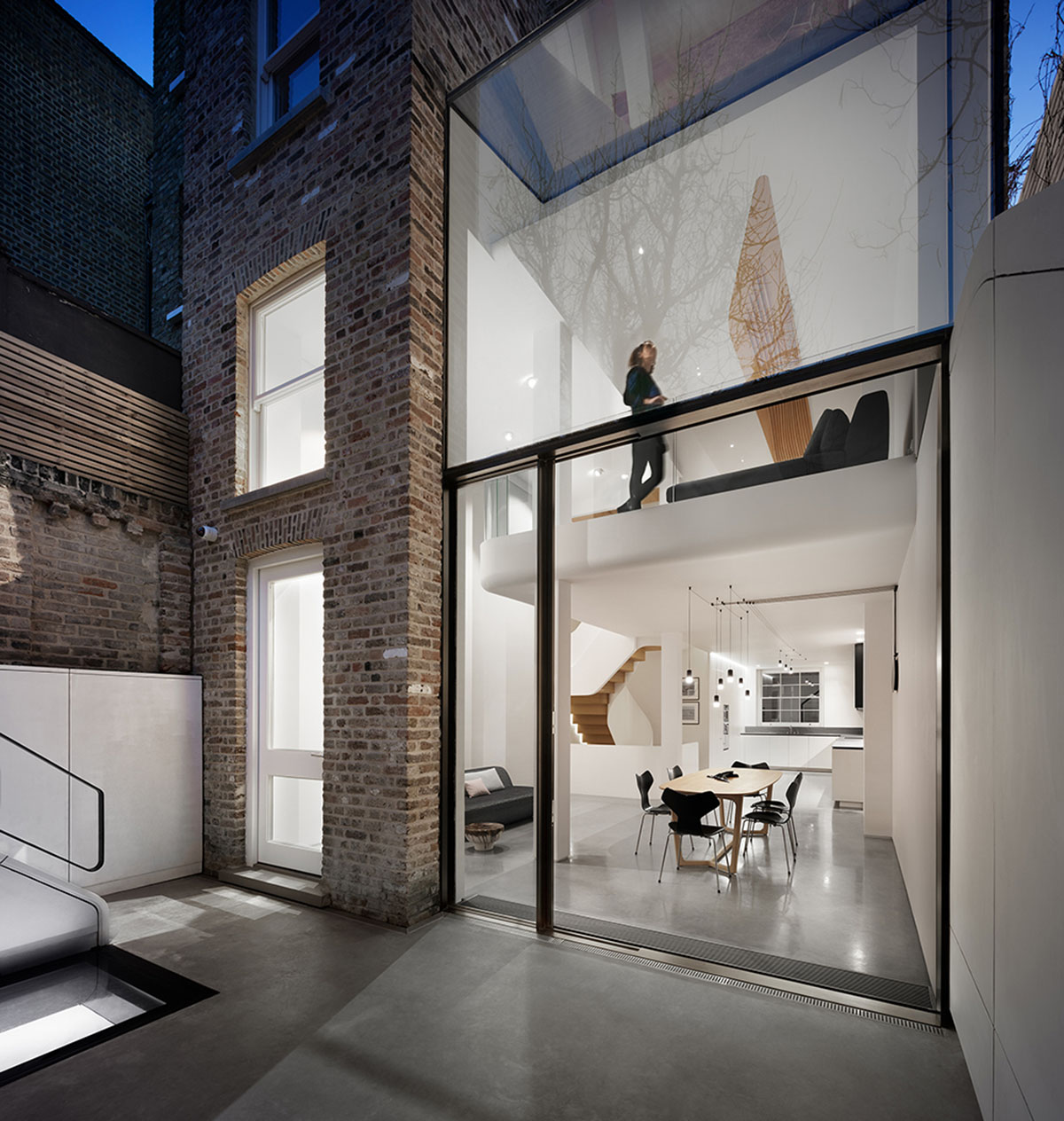 FLOW Architecture carves out old Victorian house in London and brings light with fluid interventions