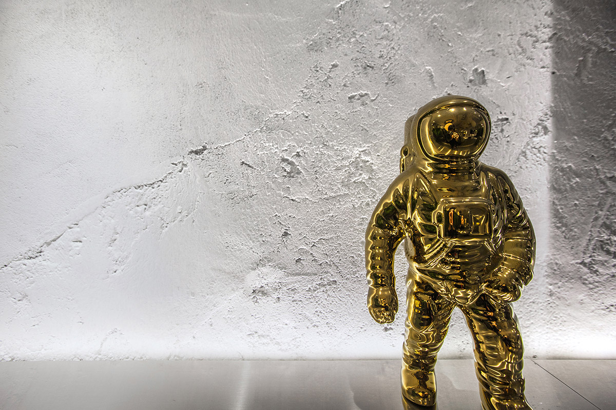 Towodesign uses metallic colors and golden pieces to create a retro atmosphere for this health store