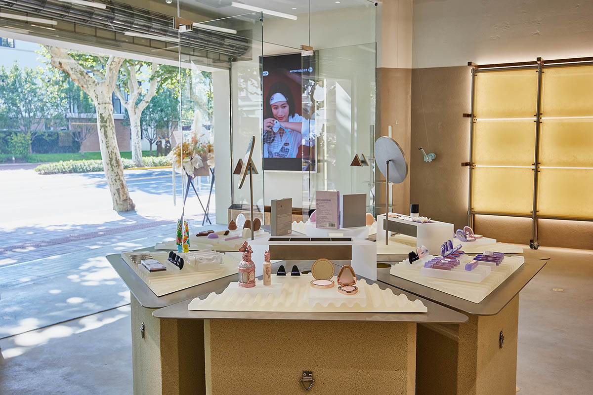 Dayuan Design Studio blends coffee culture and beauty retail with modular, adaptable metal displays