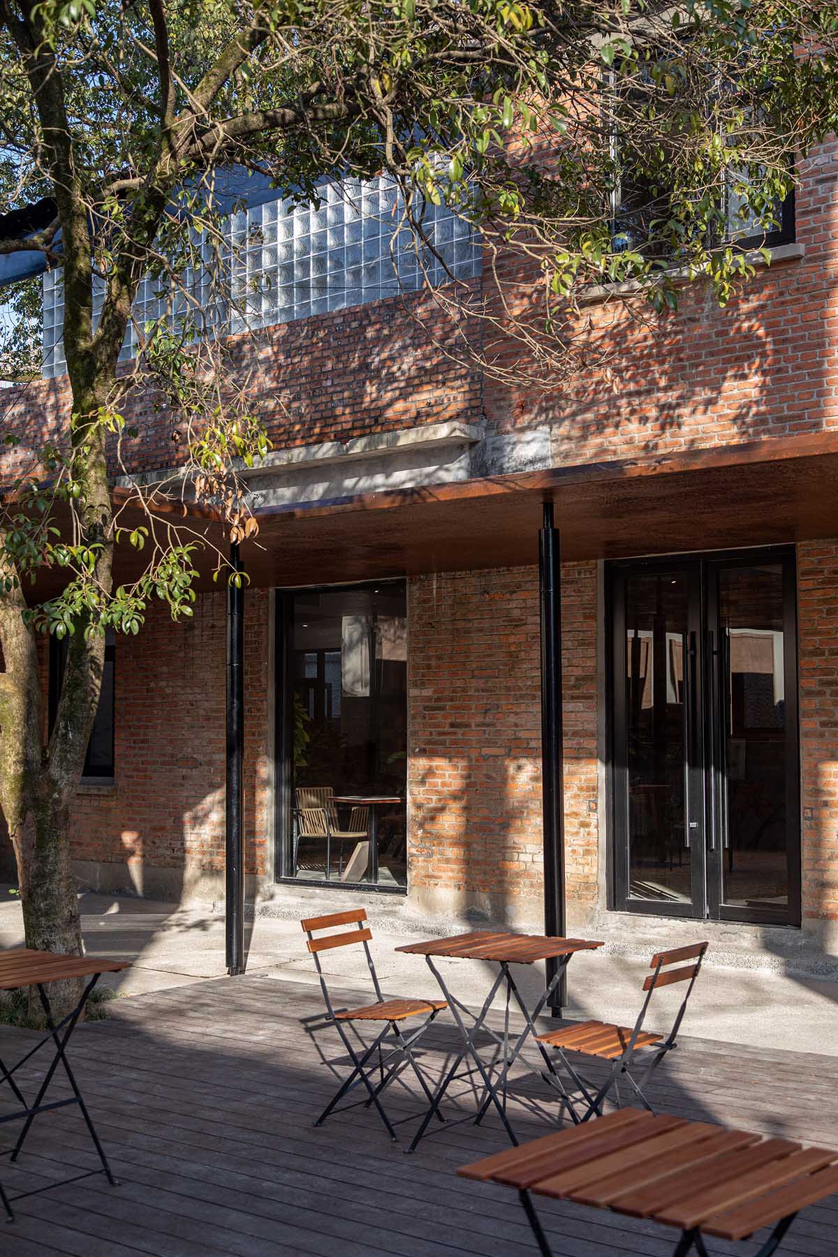 y.ad studio converts former hospital and old factory dormitories into homestay hotel in China